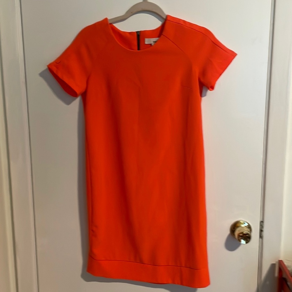 Mini dress, short sleeve, zip closure. Cute sixty’s style.